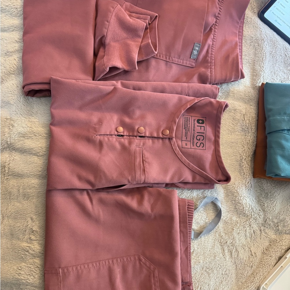 FIGS Mauve Scrub Set